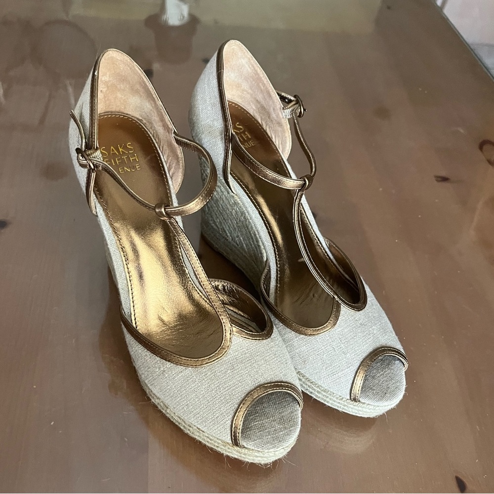 Perfect Condition Saks Fifth Avenue Avenue tan linen wedge espadrille! Size 10!